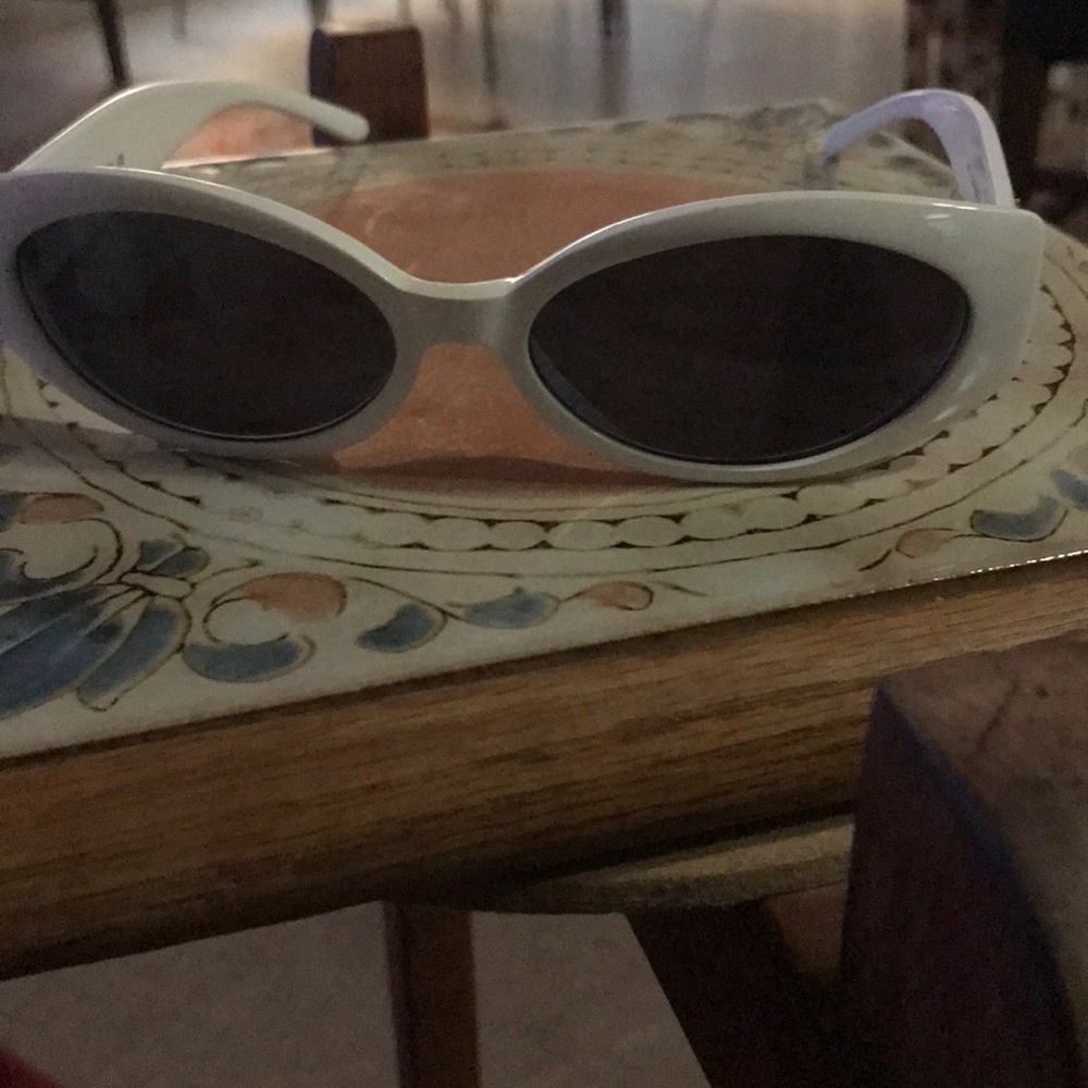 Authentic chic Gucci sunnies.
